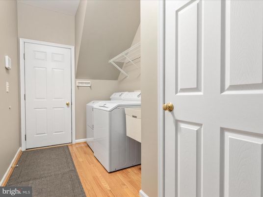 Interior, Washer, Wood Texture Flooring