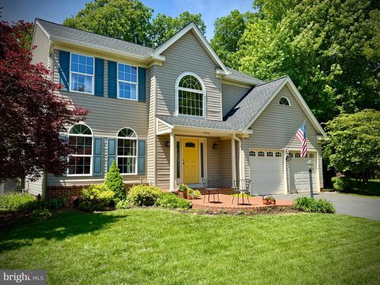 Attached, Exterior, Facade, Farmhouse
