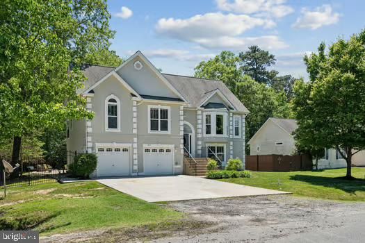 Attached, Exterior, Facade, Farmhouse