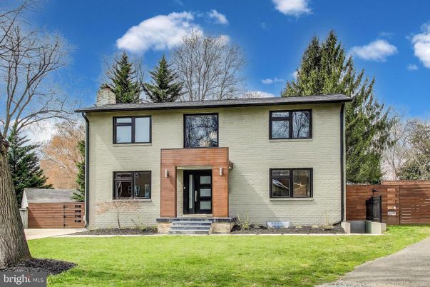 Exterior, Facade, Raised Ranch