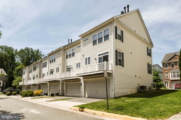 Attached, Exterior, Facade, Rowhouse