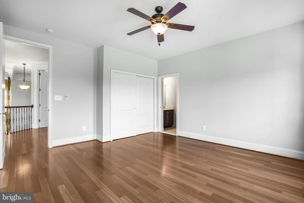 Empty room, Interior, Pendant Lights, Wood Texture Flooring