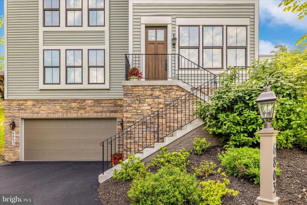Attached, Exterior, Facade, Rowhouse