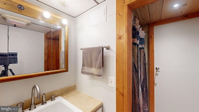 Bathroom, Interior, Recessed Lighting