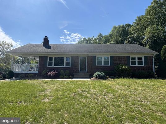 Exterior, Facade, Brick Facade, Ranch