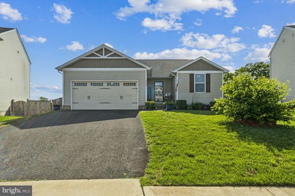 Attached, Exterior, Facade, Ranch