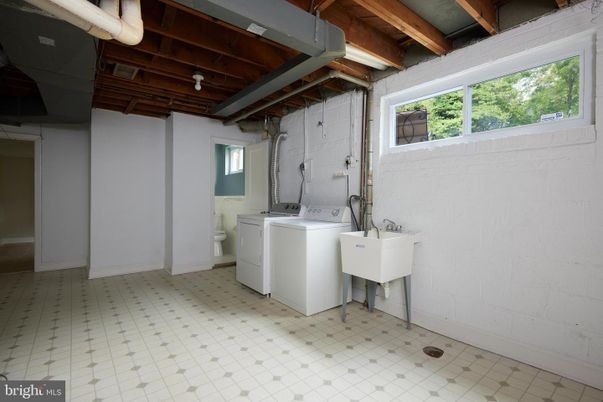 Interior, Washer, Wooden Beams
