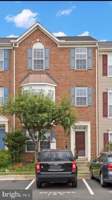 Exterior, Facade, Brick Facade, Rowhouse