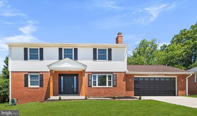 Attached, Exterior, Facade, Brick Facade, Georgian