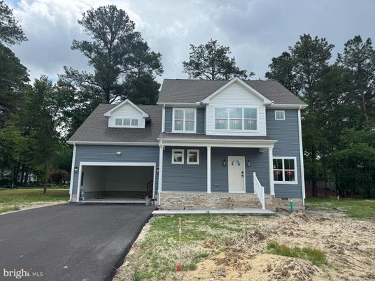 Attached, Exterior, Facade, Farmhouse