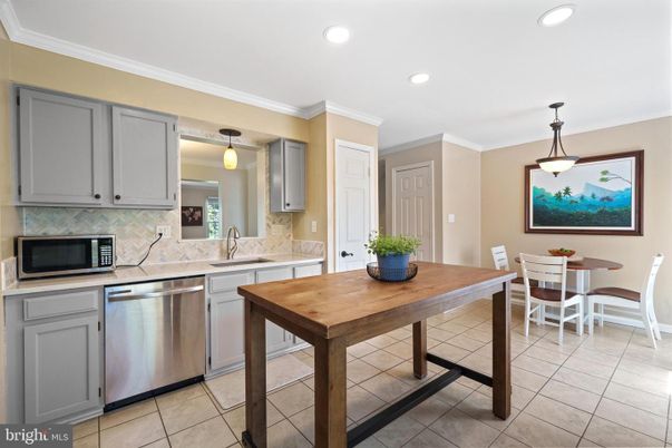 Dining room, Interior, Kitchen, Pendant Lights, Recessed Lighting, Stainless Steel Appliances