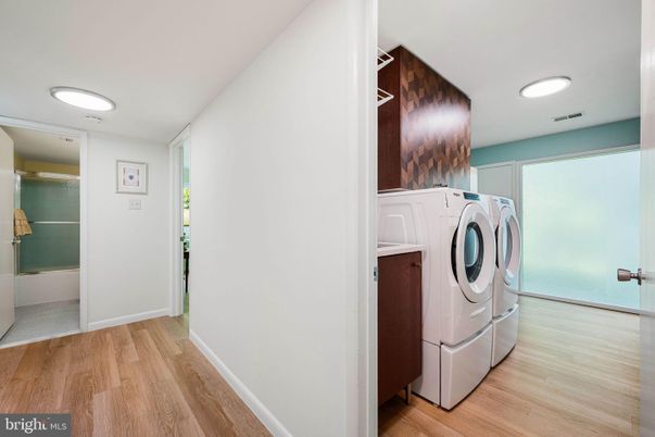 Interior, Recessed Lighting, Washer, Wood Texture Flooring