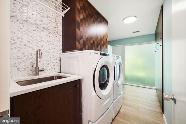 Interior, Recessed Lighting, Washer, Wood Texture Flooring