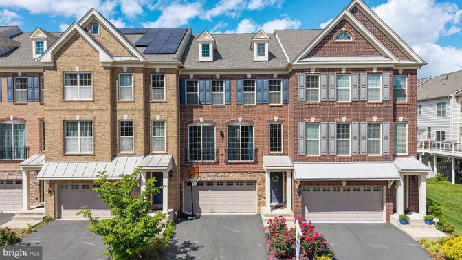 Attached, Exterior, Facade, Brick Facade, Solar Panels, Rowhouse