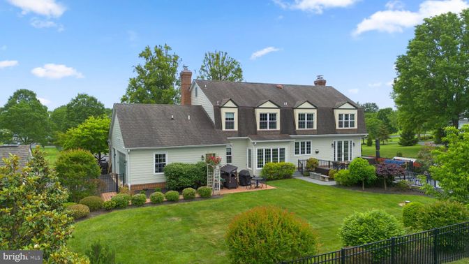 Backyard, Exterior, Facade, Cape Cod