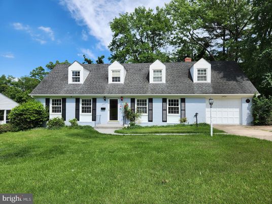 Attached, Exterior, Facade, Cape Cod