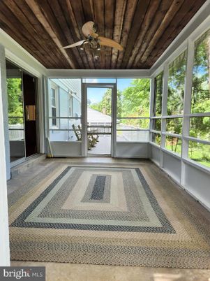 Empty room, Interior, Sun Room, Wooden Ceilings