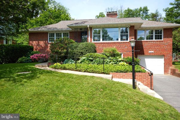 Attached, Exterior, Facade, Brick Facade, Split Level