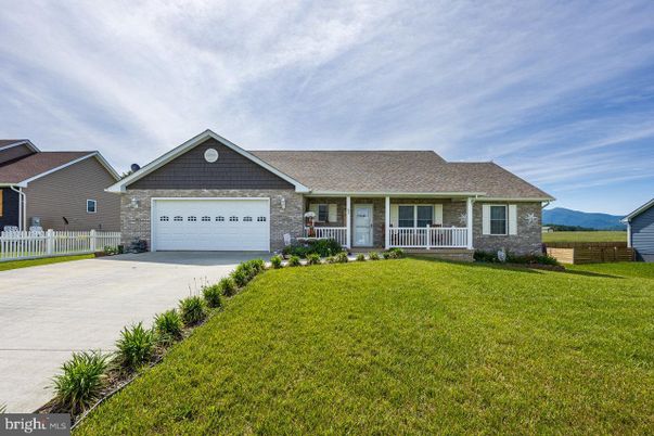 Attached, Exterior, Facade, Ranch