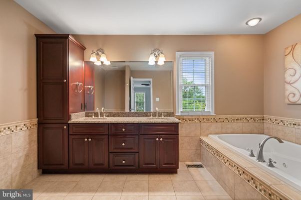 Bathroom, Dual Sink Vanities, Interior, Recessed Lighting