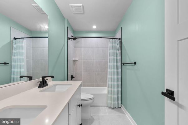 Bathroom, Dual Sink Vanities, Interior, Recessed Lighting