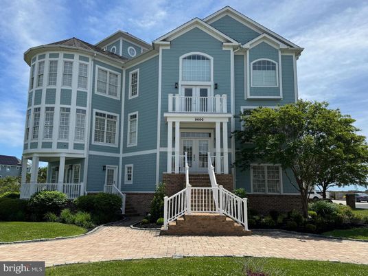 Exterior, Facade, Queen Anne Victorian