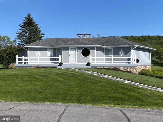 Backyard, Exterior, Facade, Ranch