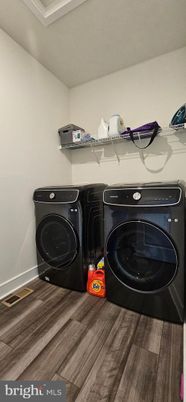 Interior, Washer, Wood Texture Flooring