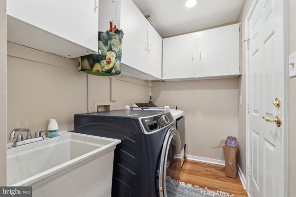 Interior, Recessed Lighting, Washer, Wood Texture Flooring