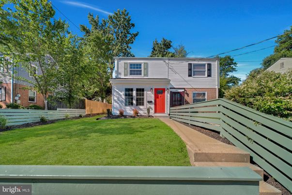 Exterior, Facade, Raised Ranch