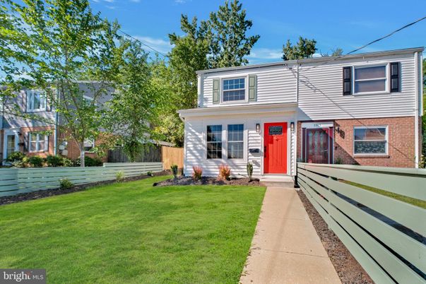 Exterior, Facade, Brick Facade, Raised Ranch