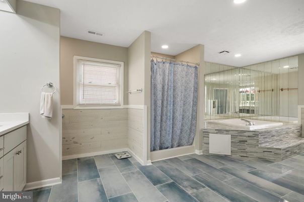 Bathroom, Interior, Recessed Lighting