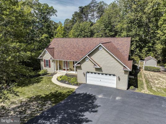 Attached, Exterior, Facade, Cape Cod
