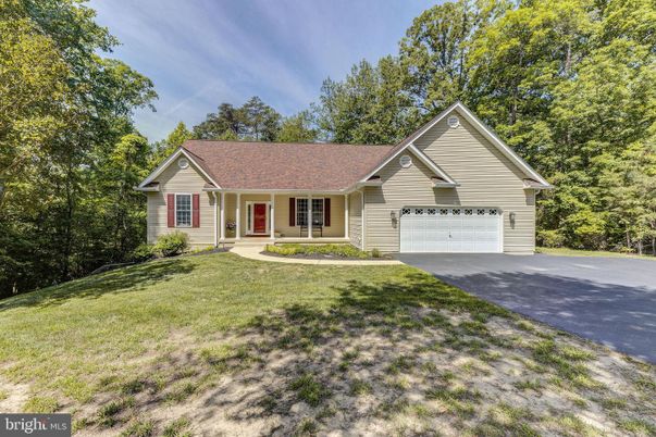 Attached, Exterior, Facade, Ranch