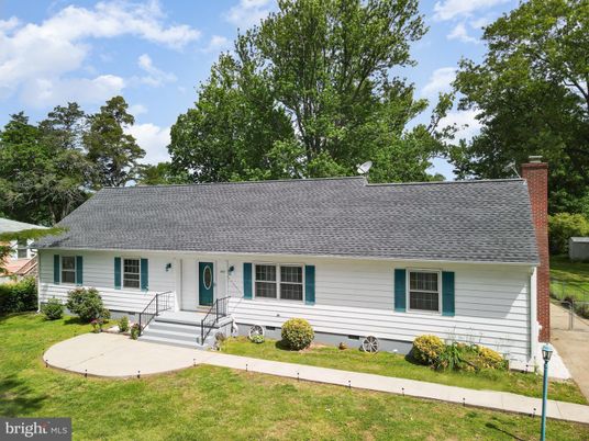 Backyard, Exterior, Facade, Cape Cod