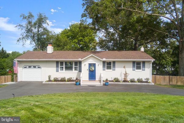 Attached, Exterior, Facade, Ranch
