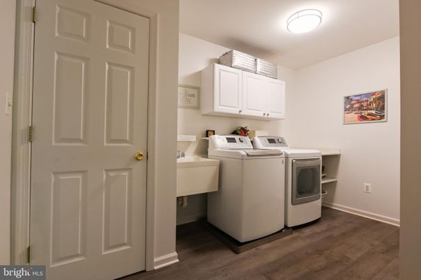 Interior, Washer, Wood Texture Flooring