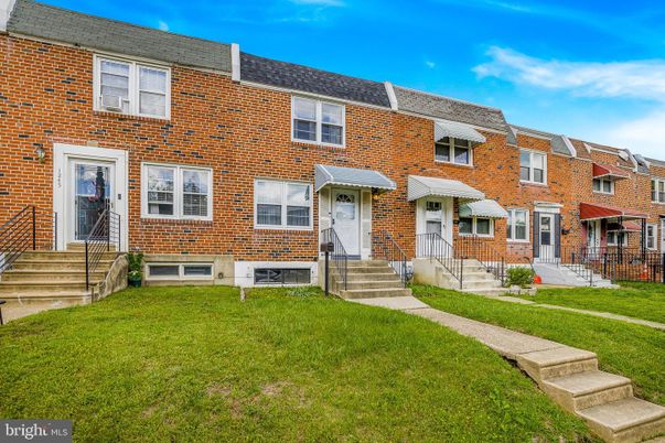 Exterior, Facade, Brick Facade, Rowhouse