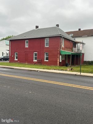Exterior, Facade, Split Level