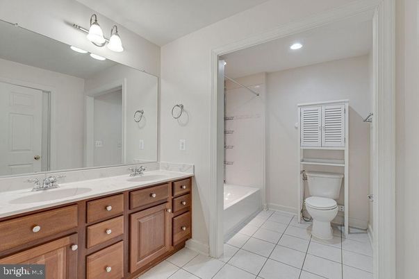 Bathroom, Dual Sink Vanities, Interior, Recessed Lighting