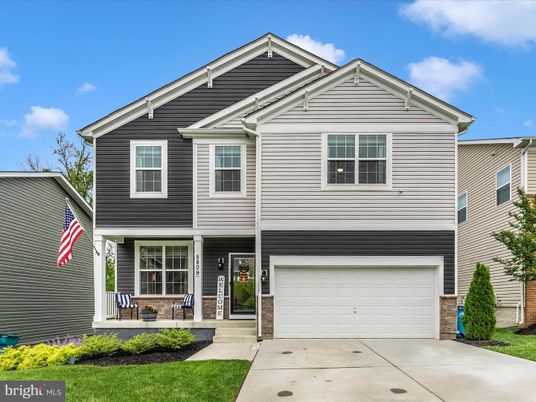 Attached, Exterior, Facade, American Craftsman