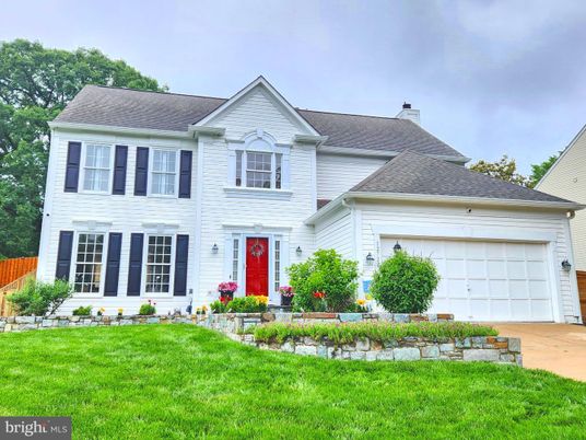 Attached, Exterior, Facade, Farmhouse