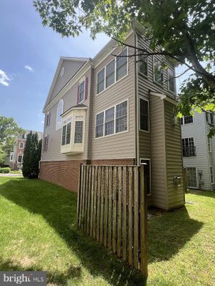 Exterior, Facade, Rowhouse