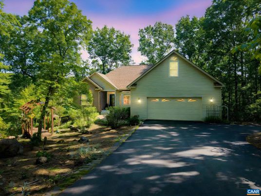 Attached, Exterior, Facade, Ranch