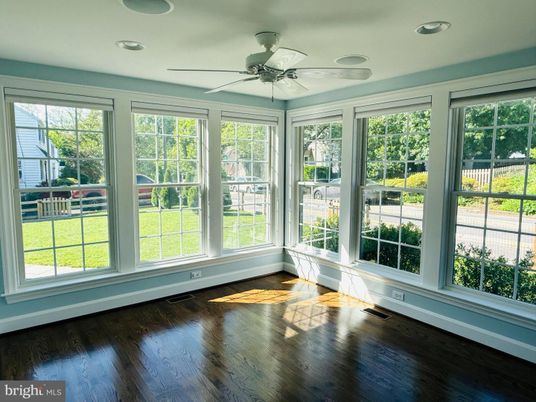 Interior, Recessed Lighting, Sun Room, Wood Texture Flooring