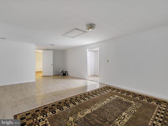 Empty room, Interior
