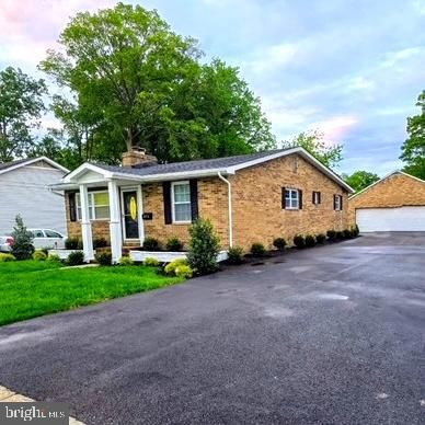 Exterior, Facade, Brick Facade, Ranch