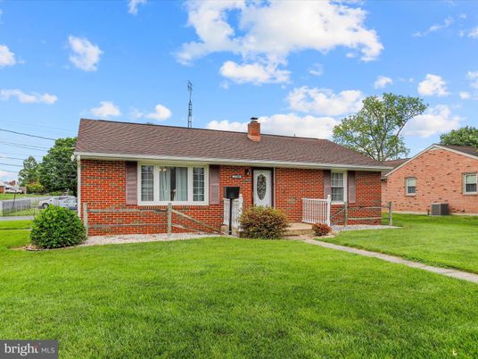 Exterior, Facade, Brick Facade, Cape Cod