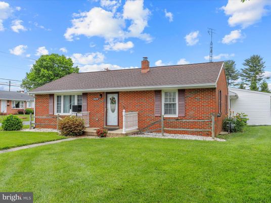 Backyard, Exterior, Facade, Brick Facade, Cape Cod