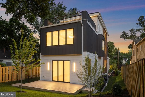 Exterior, Facade, Modern